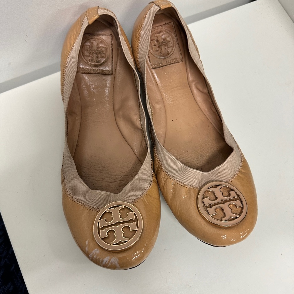 Tory Burch Women’s Claire Elastic Patent Leather Logo Ballet Tan Flats Sz 8M